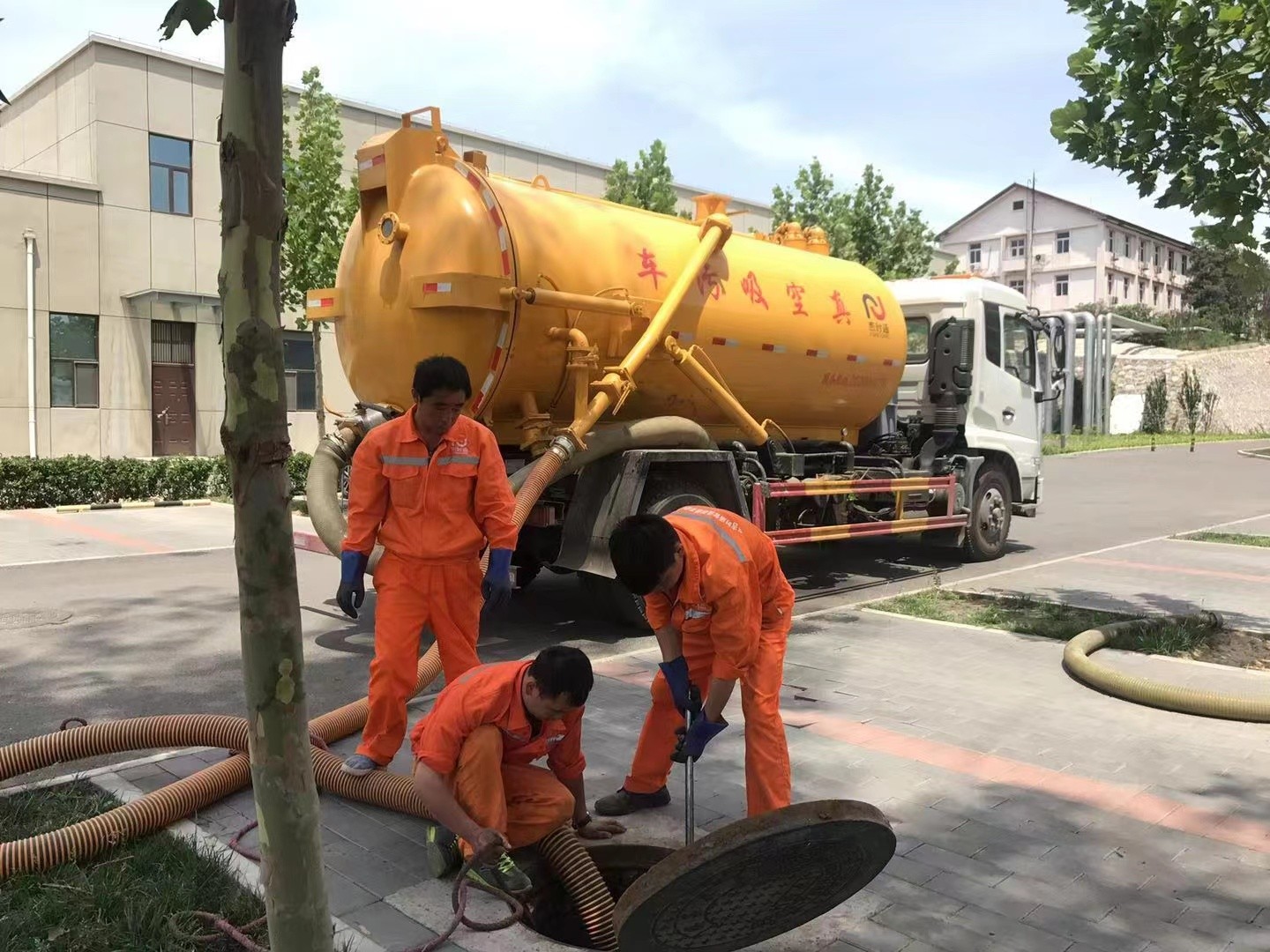 上蔡管道疏通车停在窨井附近