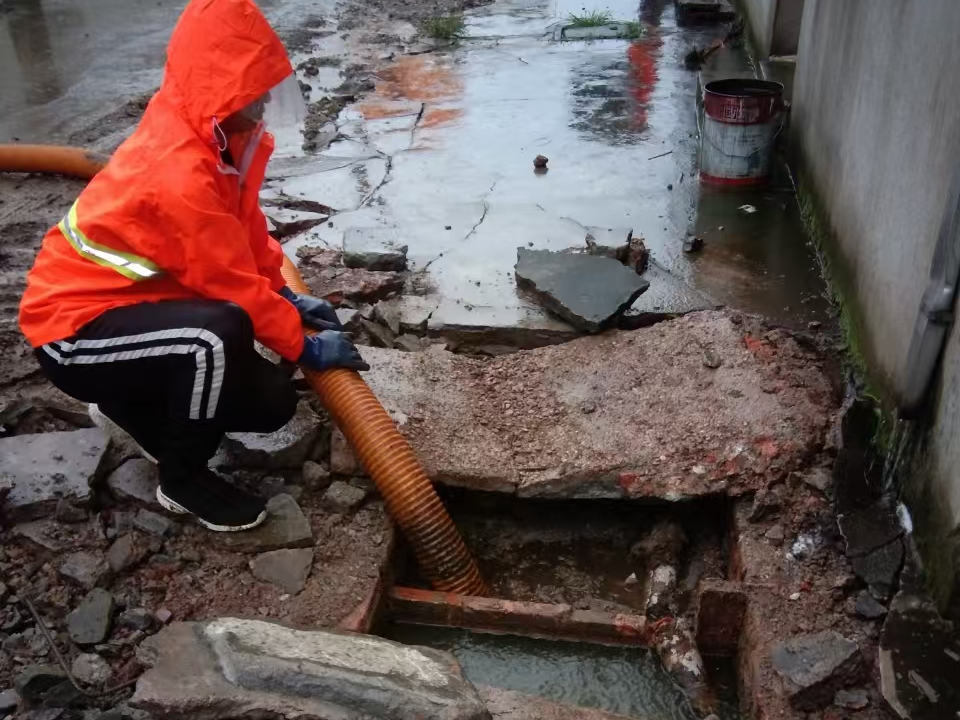 上蔡专业清理污水池 炜誉市政以规范流程守护城市 “肠道”