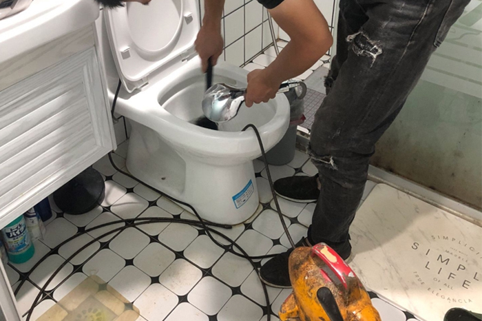 上蔡马桶堵塞自己疏通还是找师傅?专业上门服务让你省时更省心
